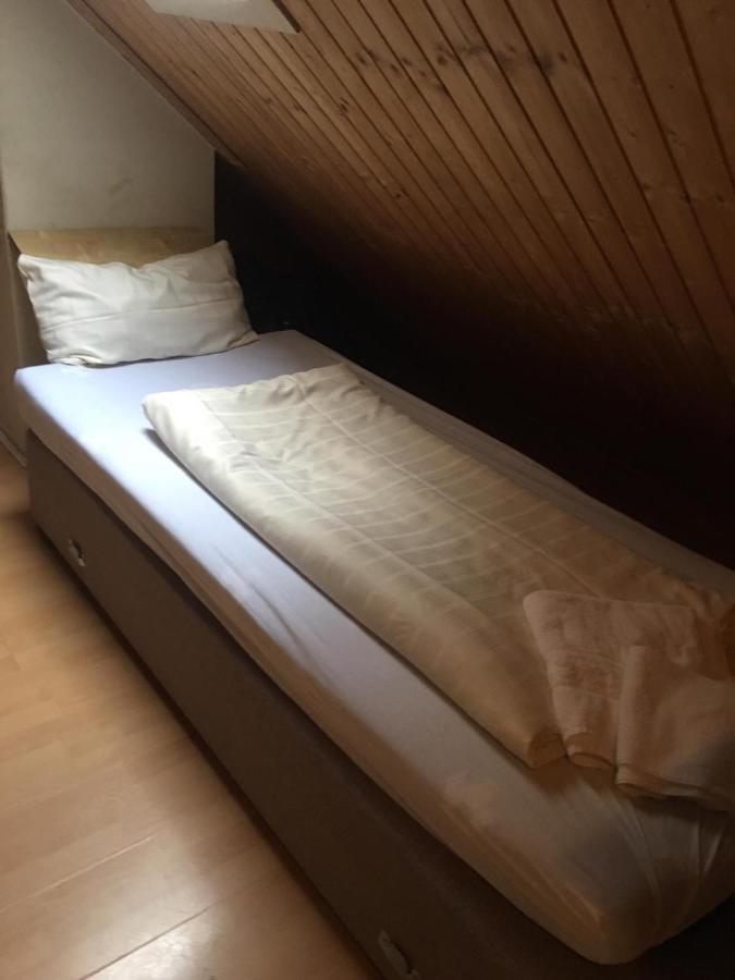 Zimmer Im Dachgeschoss Kaiserslautern Bagian luar foto